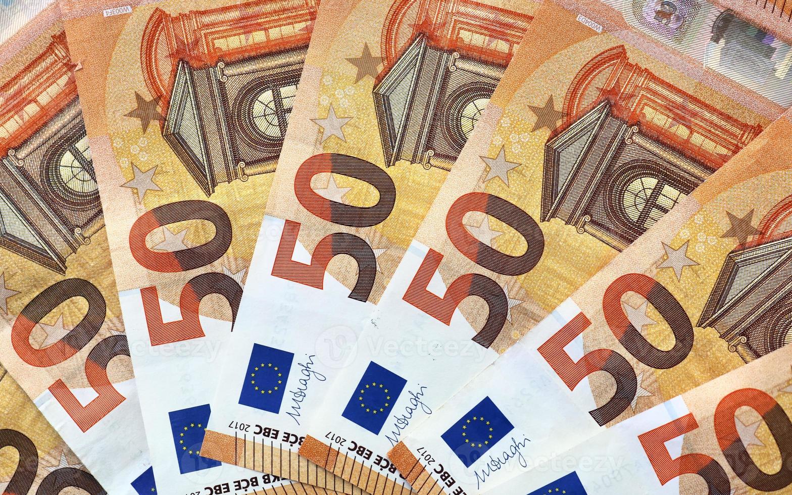 primer plano de numerosos billetes en euros que se encuentran uno encima del otro. foto