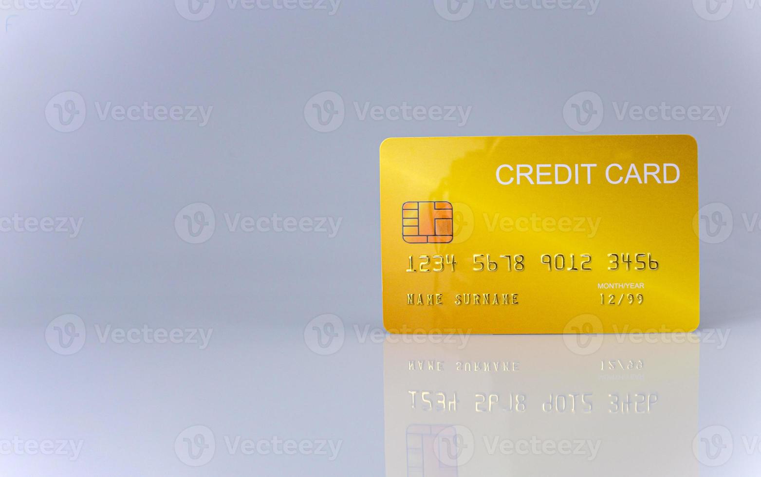 mano que sostiene la tarjeta de crédito aislada en el fondo blanco. concepto de compras. concepto de gasto sin efectivo. foto