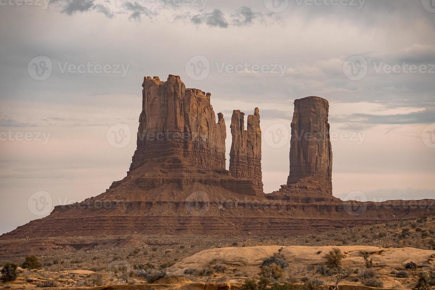 vista de formaciones rocosas en Monument Valley con cielo nublado en segundo plano. foto