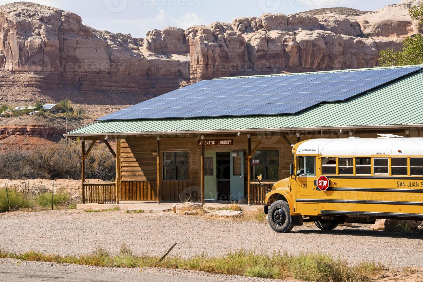 autobús escolar estacionado en una lavandería junto a las montañas rocosas foto