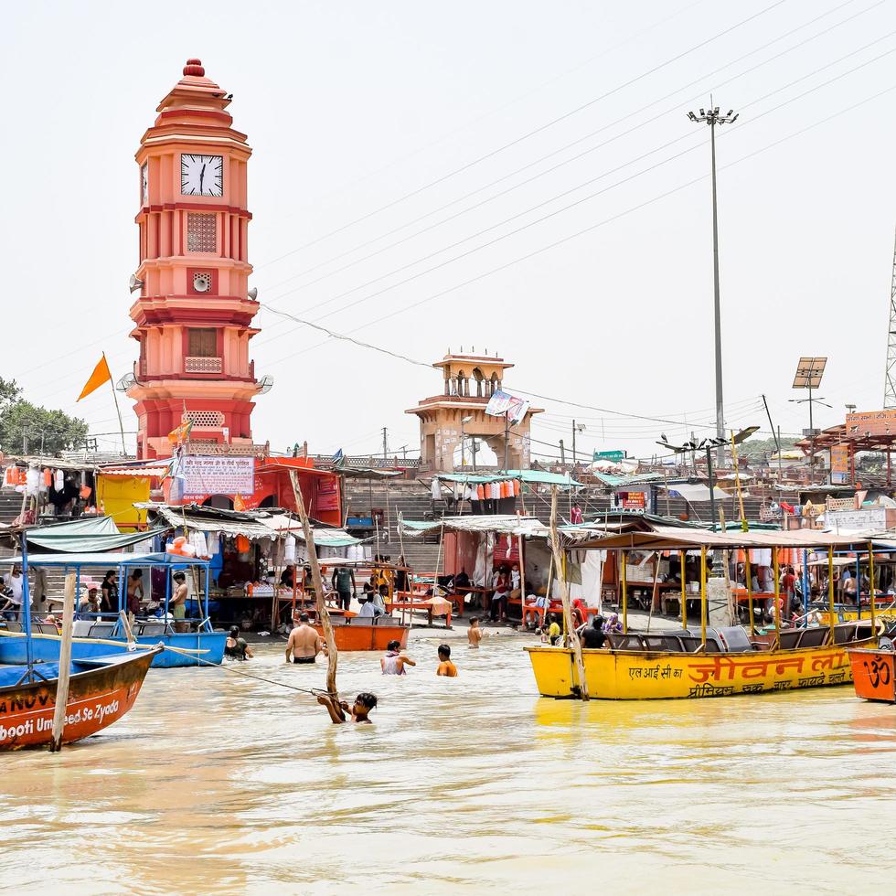 garh mukteshwar, uttar pradesh, india - 11 de junio de 2022 - la gente está tomando un baño sagrado con motivo de nirjala ekadashi, una vista de garh ganga brij ghat, que es un lugar religioso muy famoso para los hindúes foto