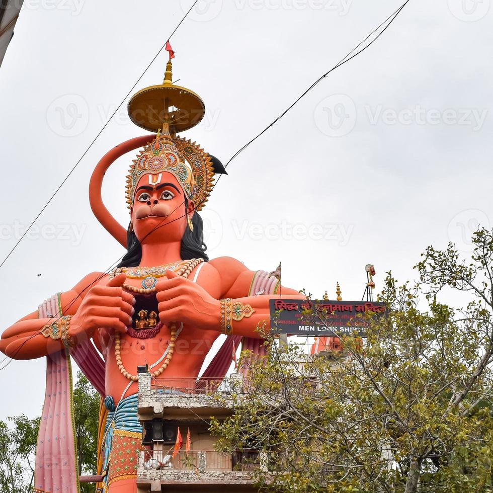 gran estatua de lord hanuman cerca del puente del metro de delhi situado cerca de karol bagh, delhi, india, lord hanuman gran estatua tocando el cielo foto