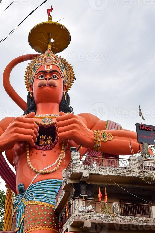 gran estatua de lord hanuman cerca del puente del metro de delhi situado cerca de karol bagh, delhi, india, lord hanuman gran estatua tocando el cielo foto