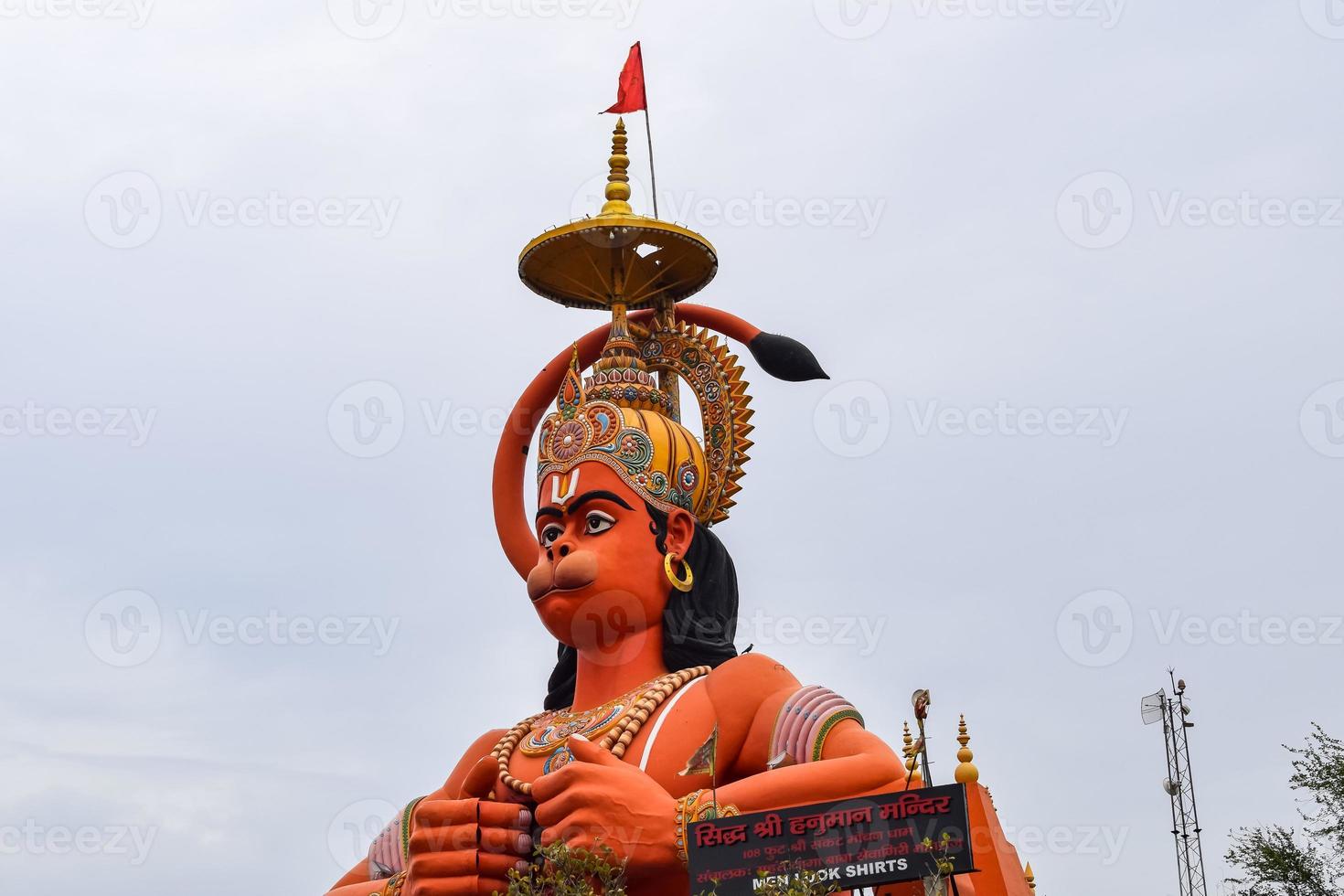 gran estatua de lord hanuman cerca del puente del metro de delhi situado cerca de karol bagh, delhi, india, lord hanuman gran estatua tocando el cielo foto