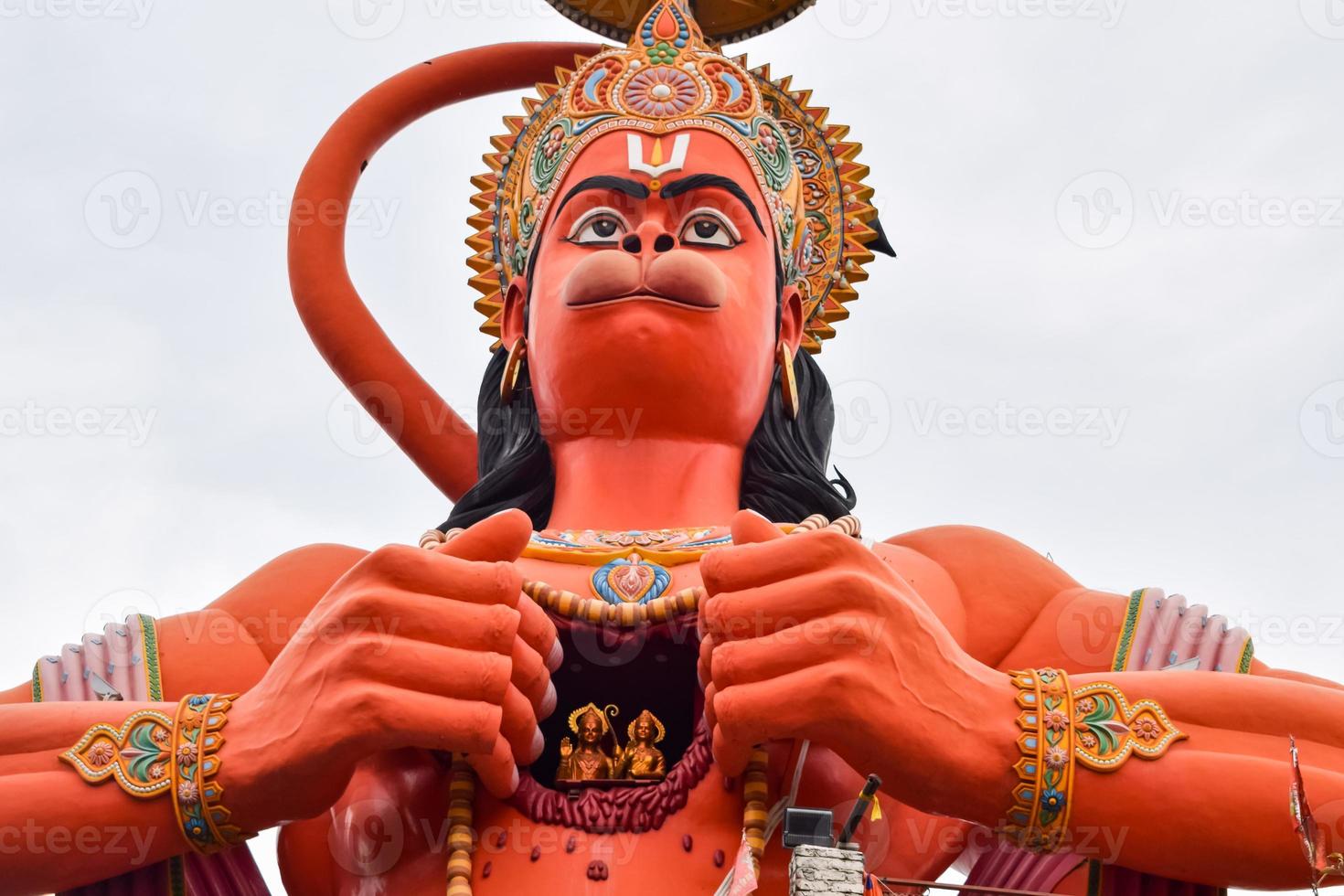 gran estatua de lord hanuman cerca del puente del metro de delhi situado cerca de karol bagh, delhi, india, lord hanuman gran estatua tocando el cielo foto