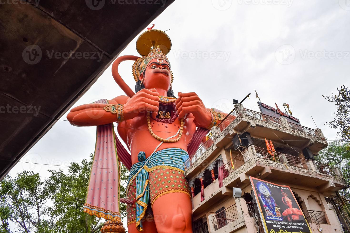 gran estatua de lord hanuman cerca del puente del metro de delhi situado cerca de karol bagh, delhi, india, lord hanuman gran estatua tocando el cielo foto