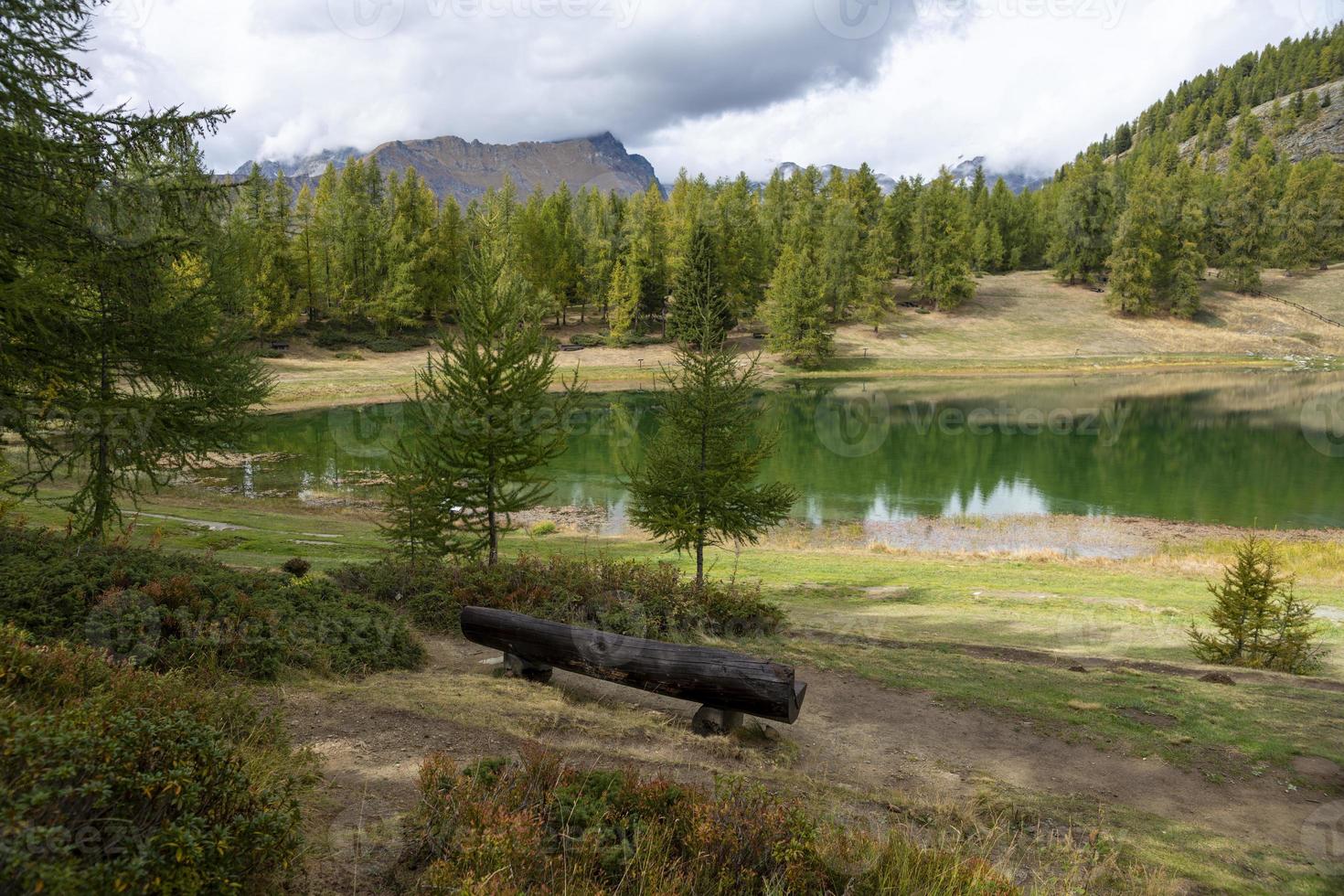 lago de lod chamois valle de aosta italia foto