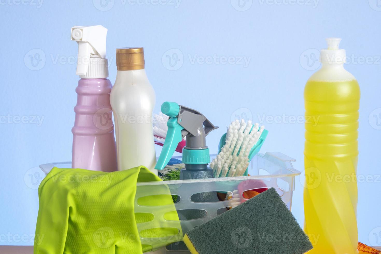 cesta con productos de limpieza para la higiene del hogar 13963152 Foto de  stock en Vecteezy