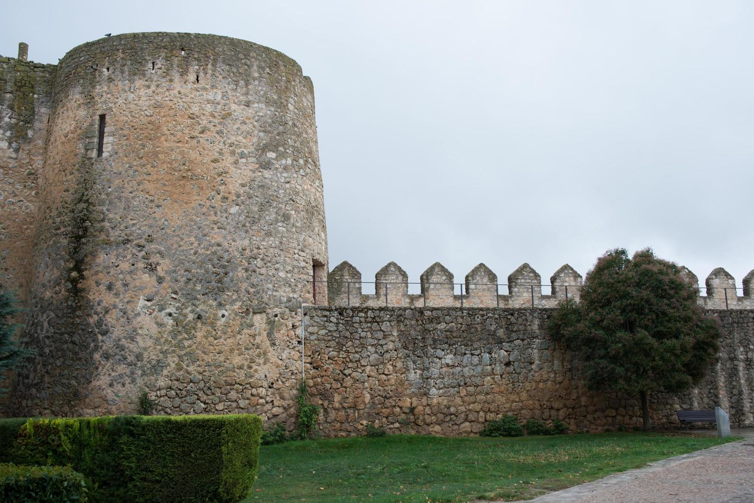 hermoso fuerte de piedra y torre en uruena, valladolid foto