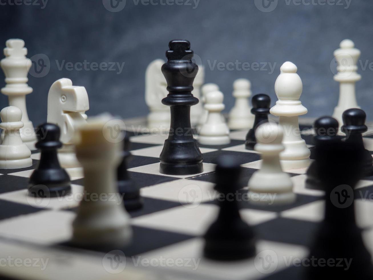 ajedrez. piezas de ajedrez en el tablero. juegos de mesa. contraestrategia pensamiento estrategico. foto