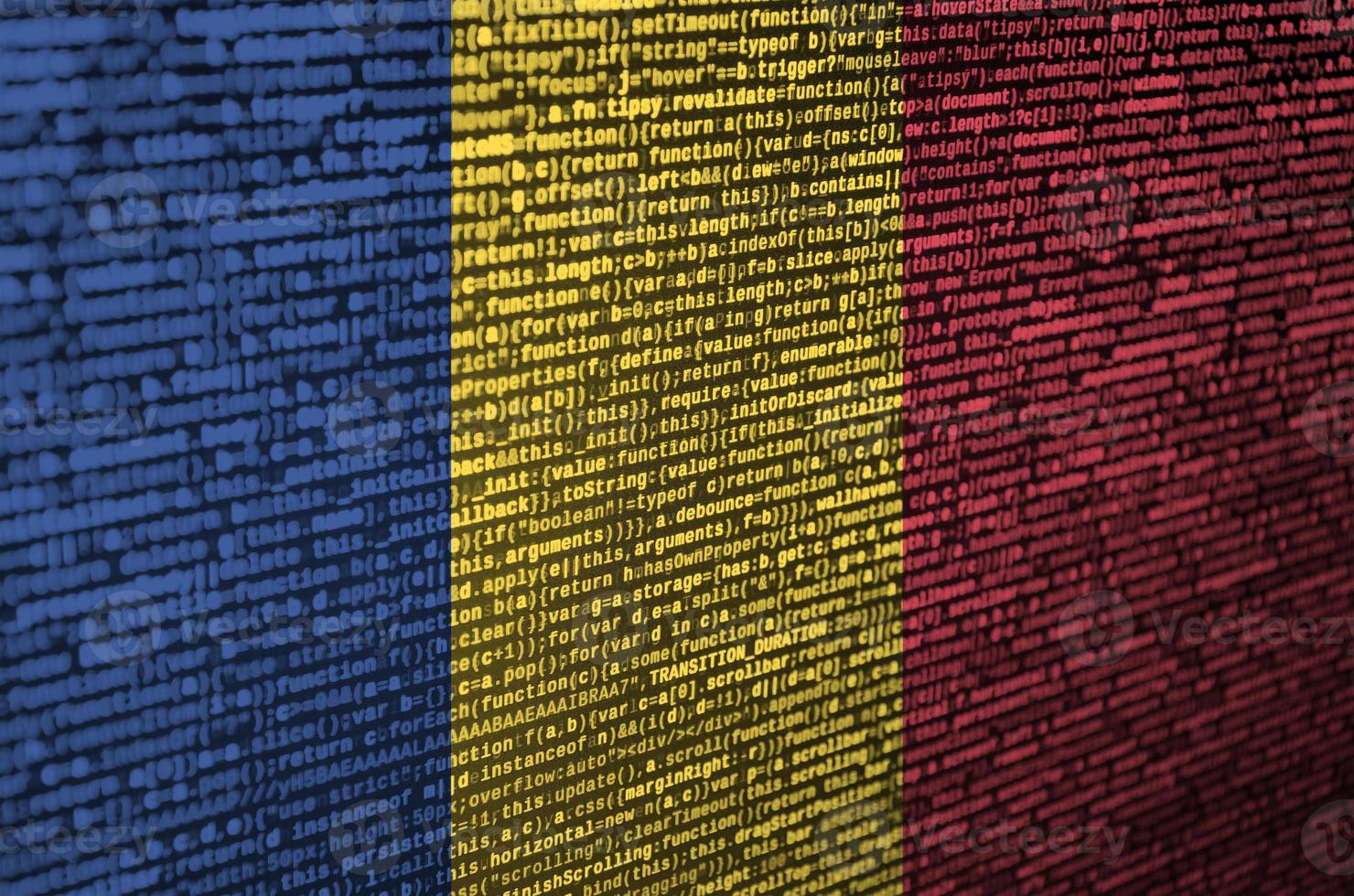 la bandera de rumania se representa en la pantalla con el código del programa. el concepto de tecnología moderna y desarrollo de sitios foto
