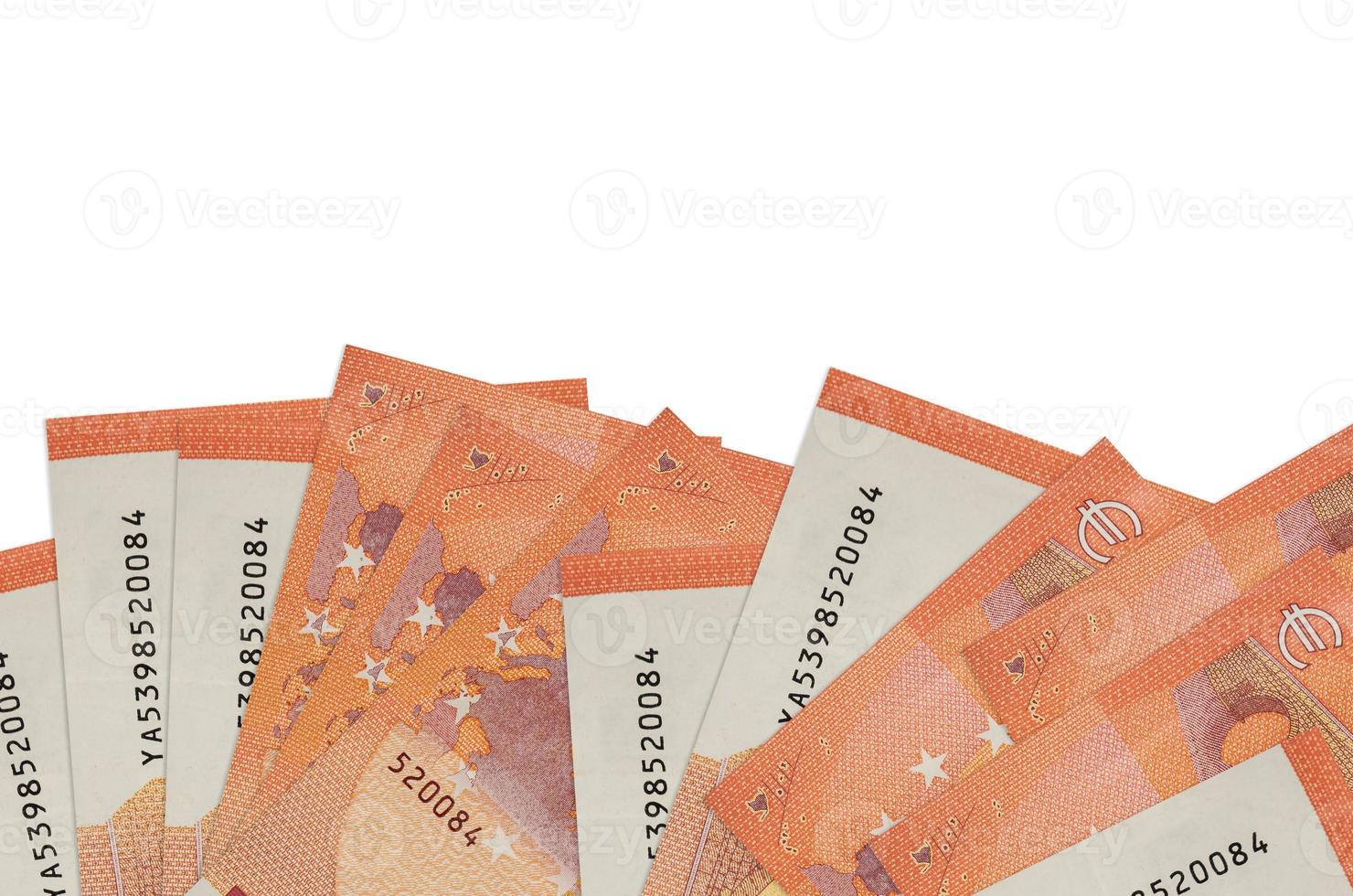 Los billetes de 10 euros se encuentran en la parte inferior de la pantalla aislados en fondo blanco con espacio de copia. plantilla de banner de fondo foto