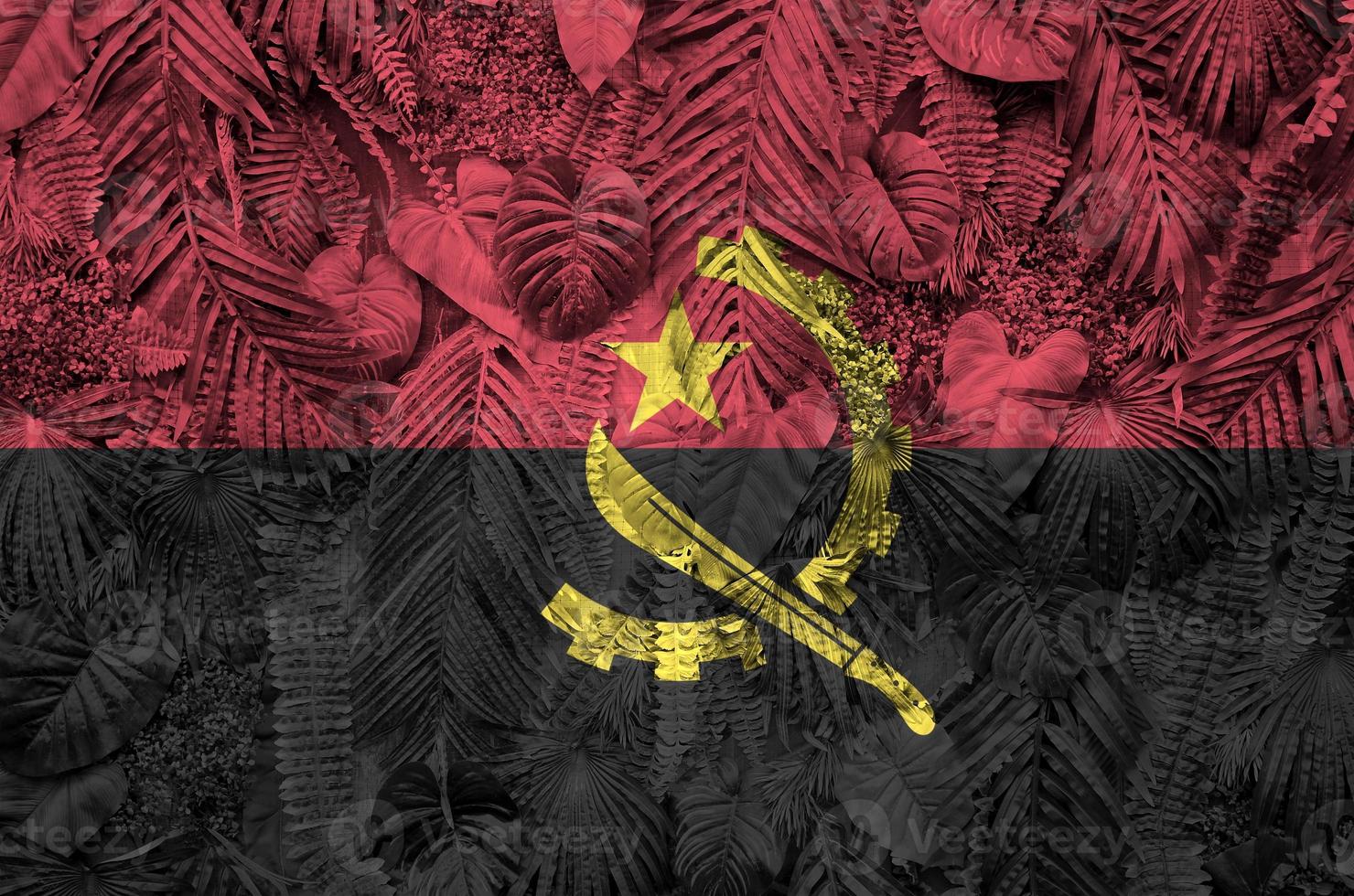 bandera de angola representada en muchas hojas de palmeras monstera. telón de fondo de moda foto