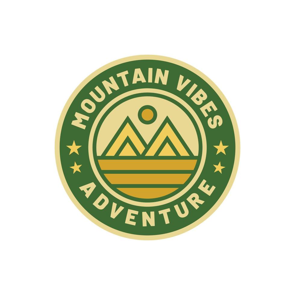 ilustración vectorial de la insignia del logotipo de la naturaleza de la montaña de aventura vintage, excelente para el diseño de etiquetas adhesivas y camisetas vector