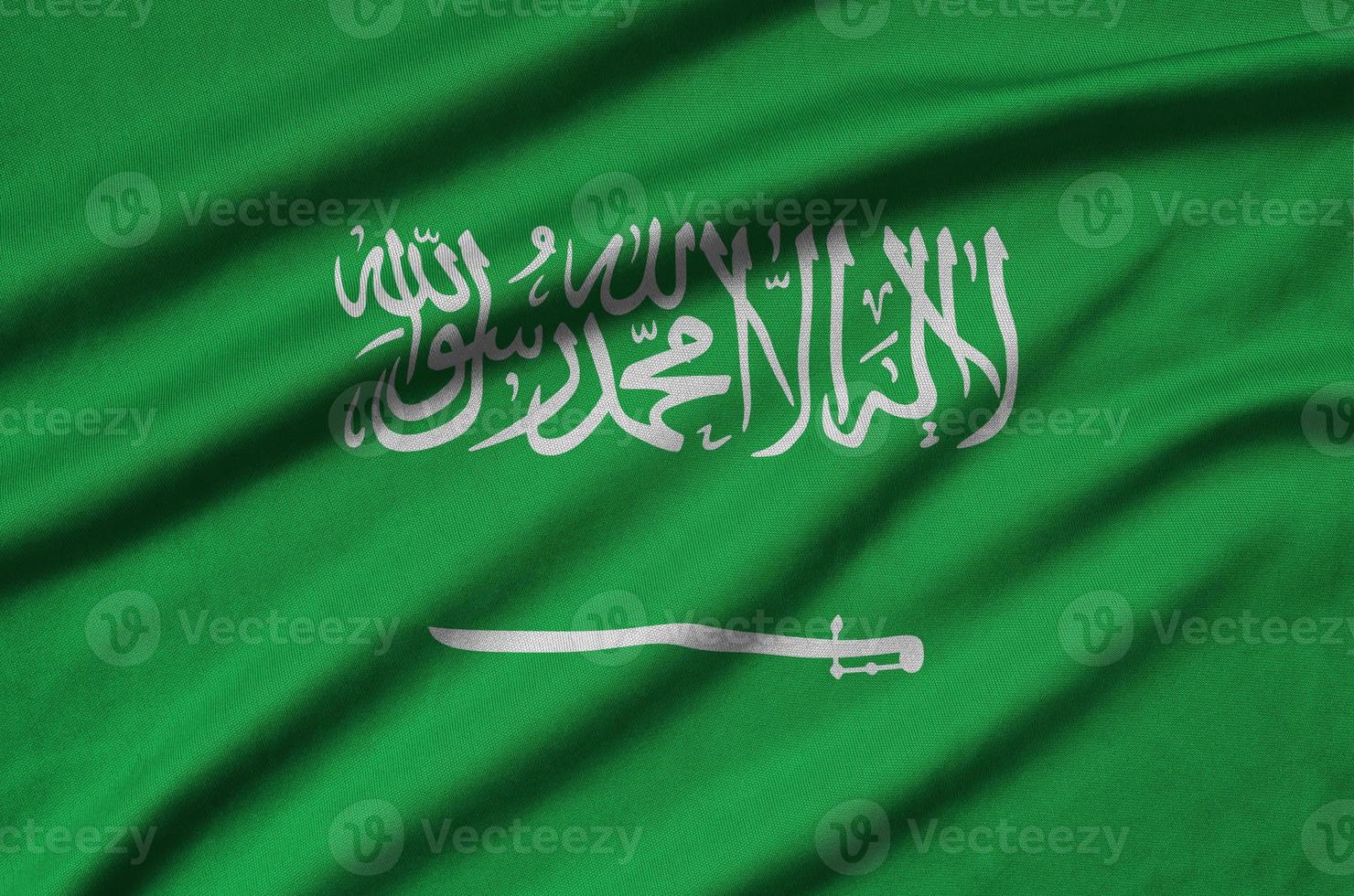 la bandera de arabia saudita está representada en una tela deportiva con muchos pliegues. bandera del equipo deportivo foto