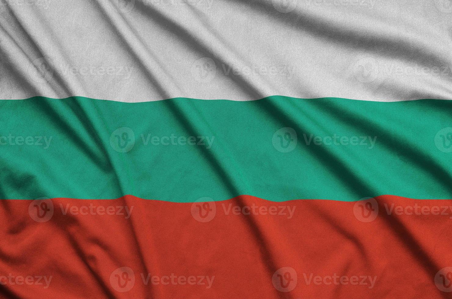 la bandera de bulgaria está representada en una tela deportiva con muchos pliegues. bandera del equipo deportivo foto