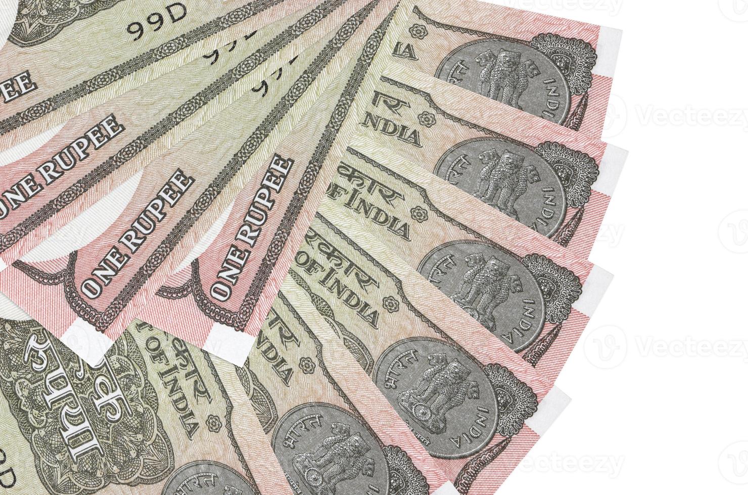 Los billetes de 1 rupia india se encuentran aislados en fondo blanco con espacio de copia apilado en forma de abanico de cerca foto
