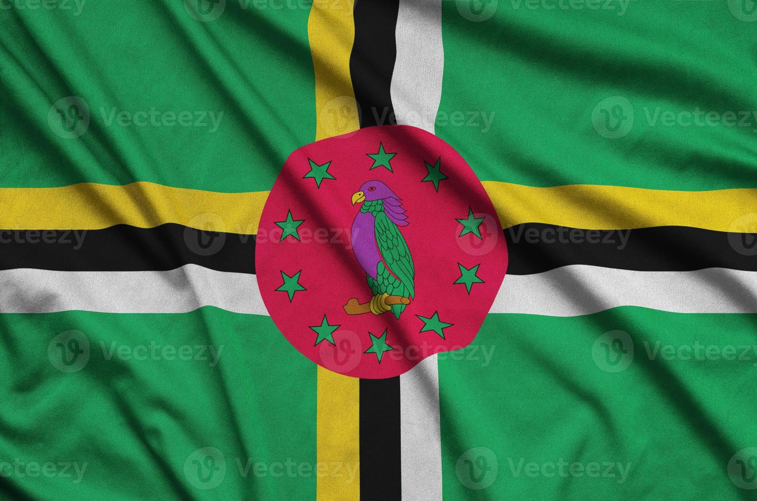 la bandera de dominica está representada en una tela deportiva con muchos pliegues. bandera del equipo deportivo foto