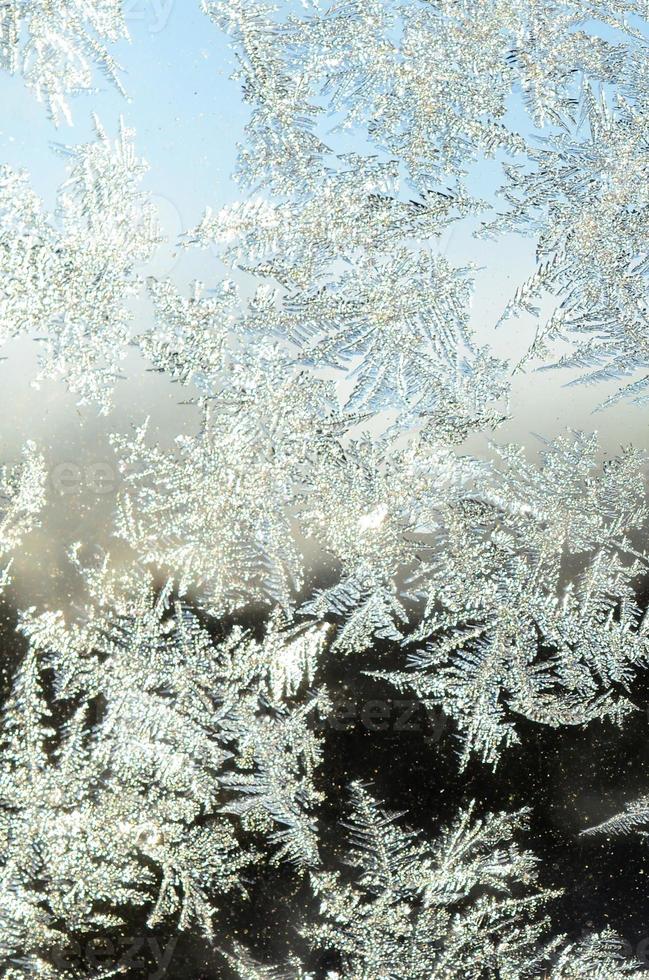 copos de nieve escarcha escarcha macro en el cristal de la ventana foto