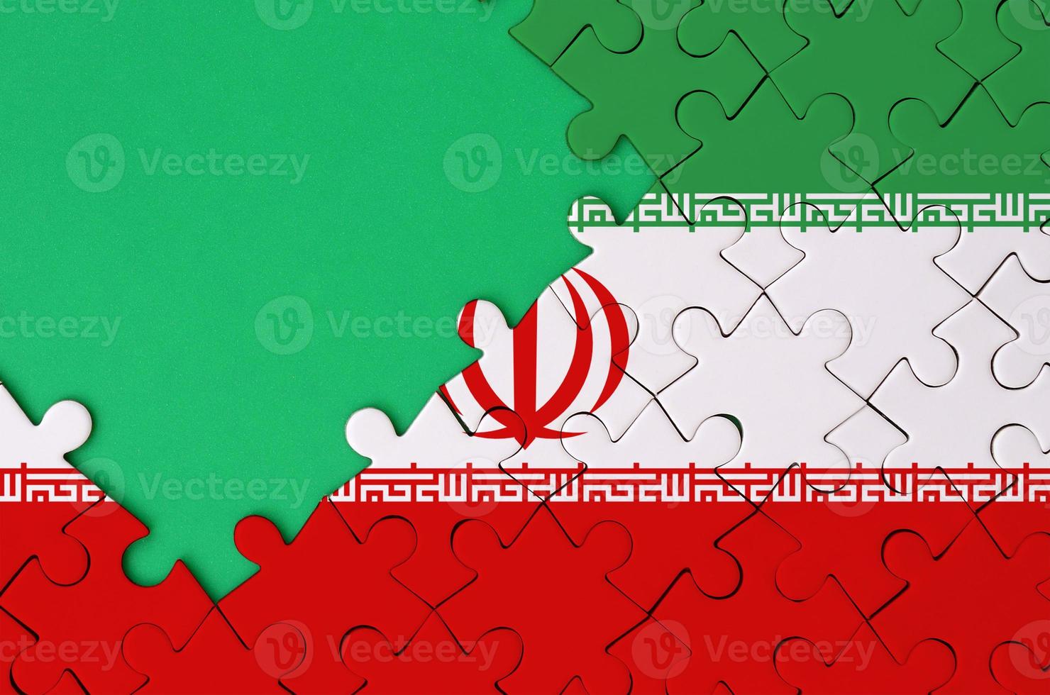 la bandera de irán se representa en un rompecabezas completo con espacio de copia verde libre en el lado izquierdo foto