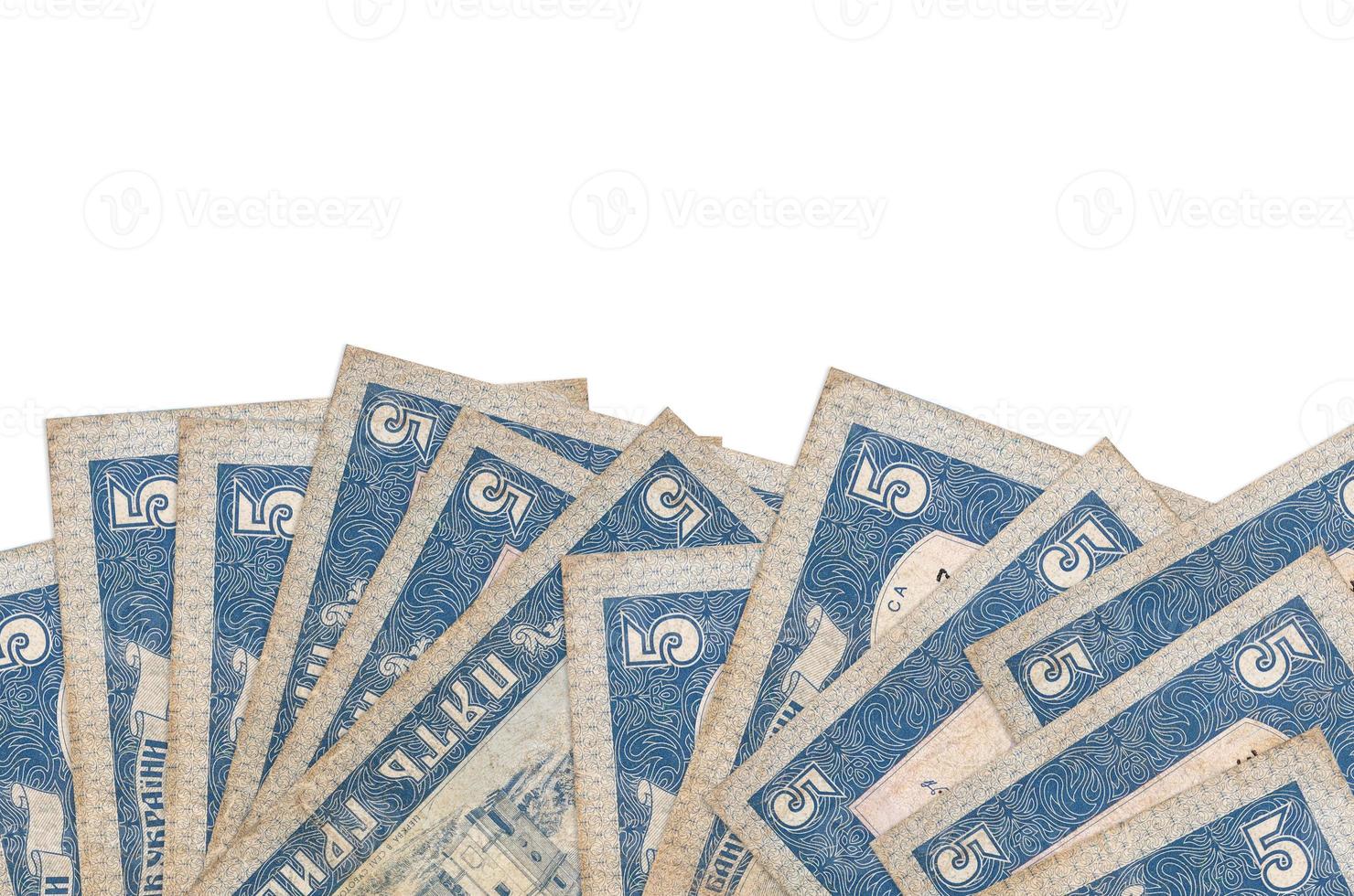 5 billetes de hryvnias ucranianos se encuentran en la parte inferior de la pantalla aislados en fondo blanco con espacio de copia. plantilla de banner de fondo foto