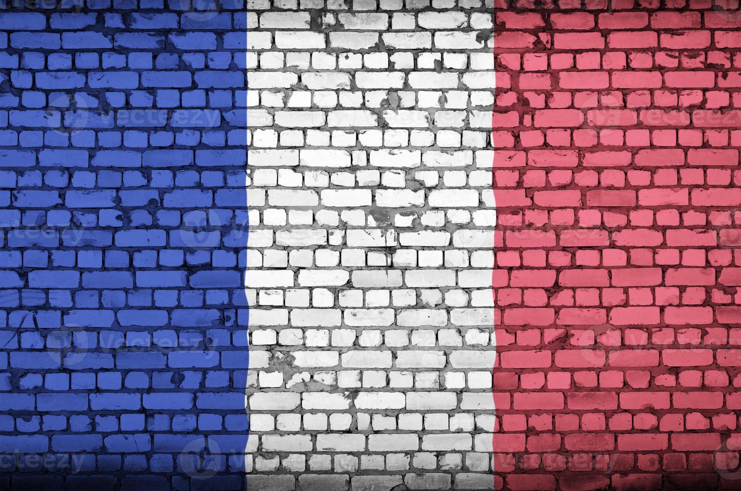 la bandera de francia está pintada en una pared de ladrillo vieja foto