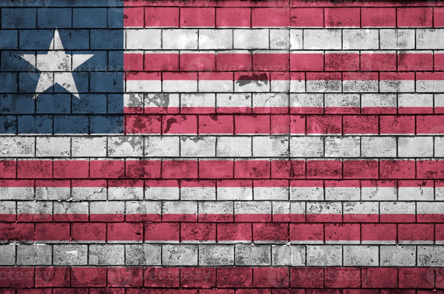 la bandera de liberia está pintada en una vieja pared de ladrillos foto