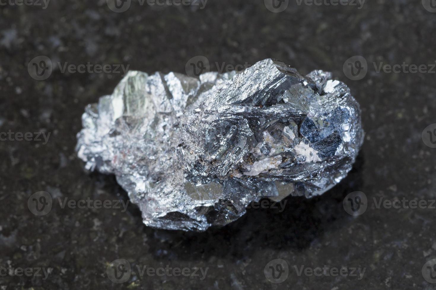 mineral de hematita en bruto sobre fondo oscuro foto