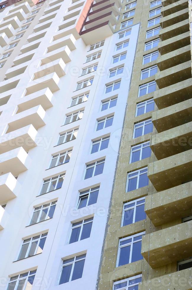 Fachada de casa de edificio de apartamentos multitienda residencial en construcción foto