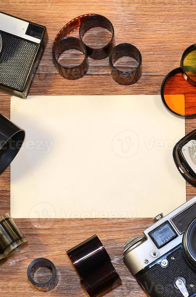 bodegón con equipo de fotografía antiguo foto