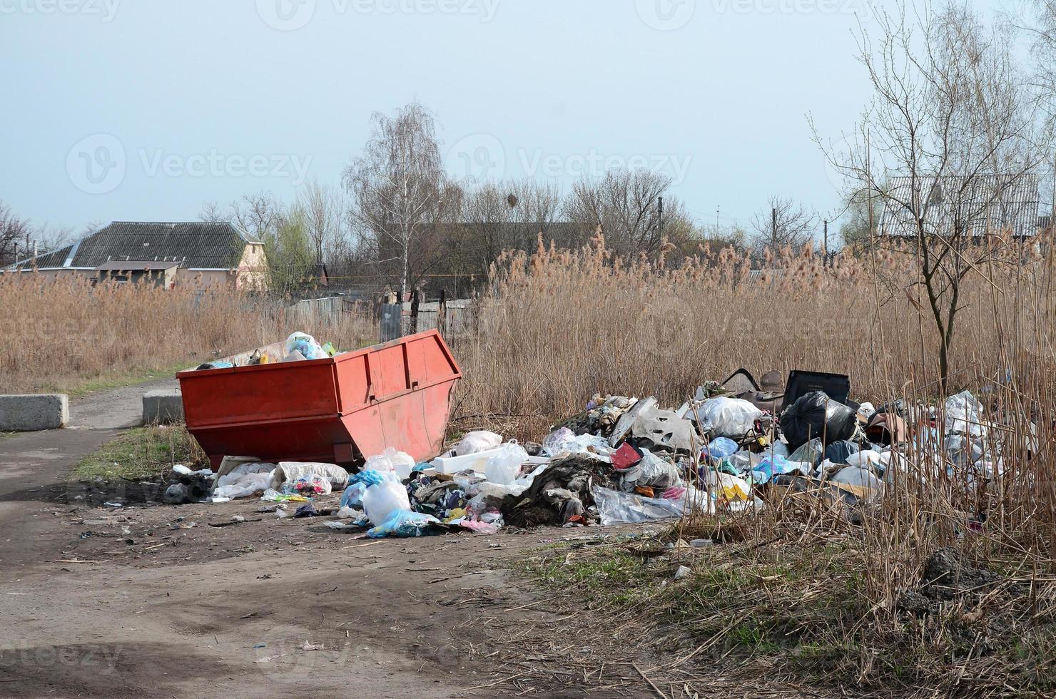 el bote de basura está lleno de basura y desechos. retiro intempestivo de basura en zonas pobladas foto