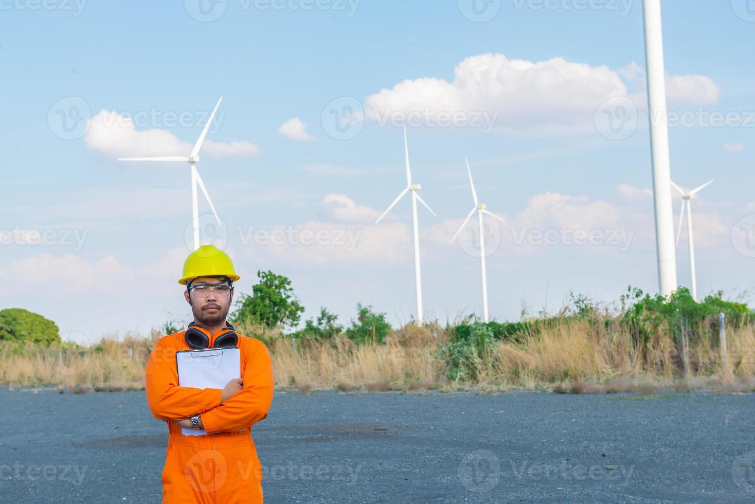 silueta de hombre ingeniero trabajando y sosteniendo el informe en la estación generadora de energía de la granja de turbinas eólicas en la montaña, gente de tailandia foto