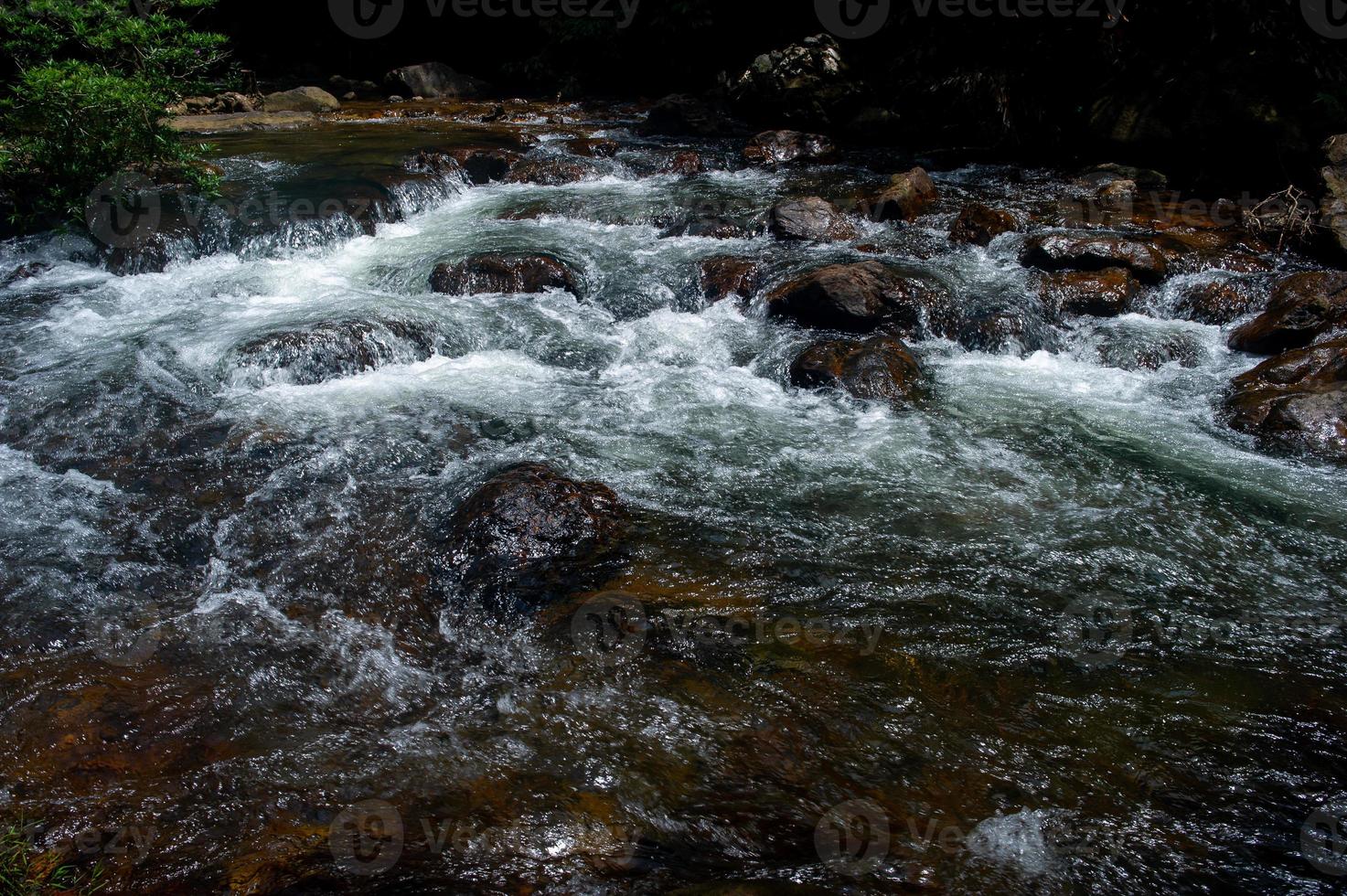 cascada natural, río de hombro, a través de la cima de la montaña foto