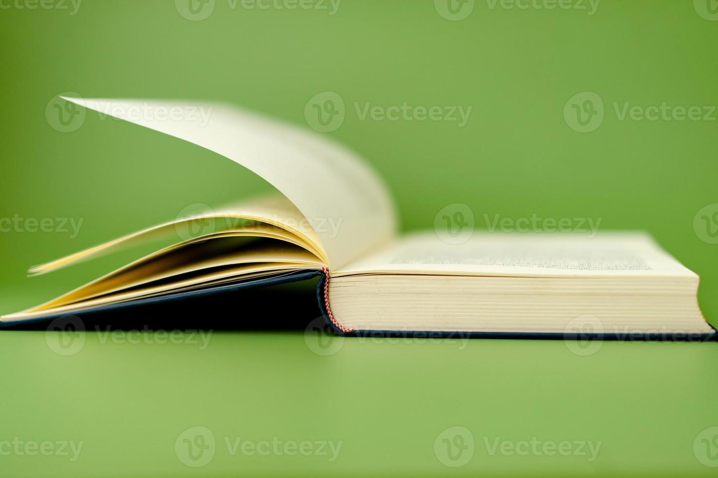 libro abierto sobre el concepto de lectura de fondo verde foto