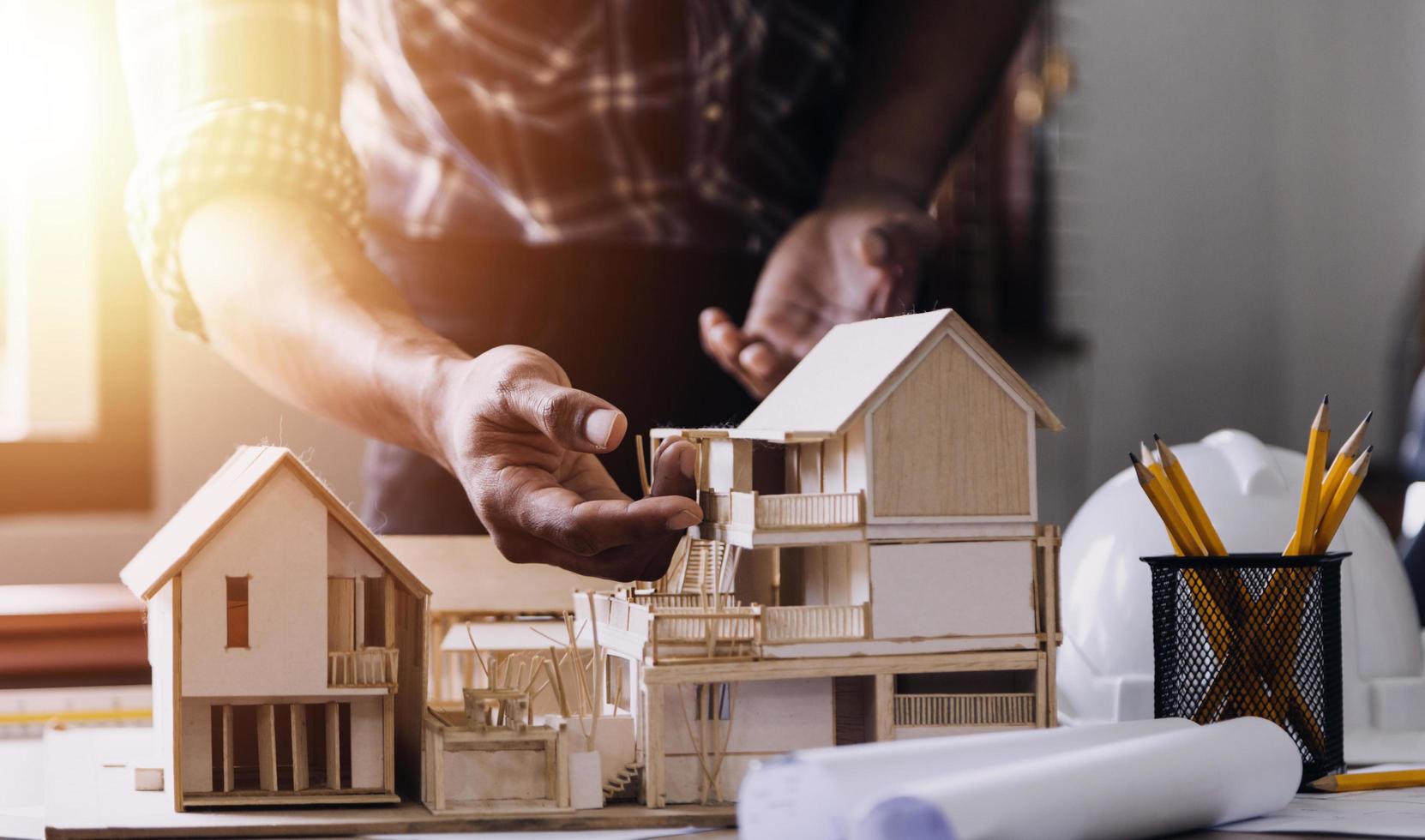 ingeniero de construcción que trabaja en planos para construir grandes edificios comerciales en la oficina. herramientas de ingeniería y concepto de construcción. foto