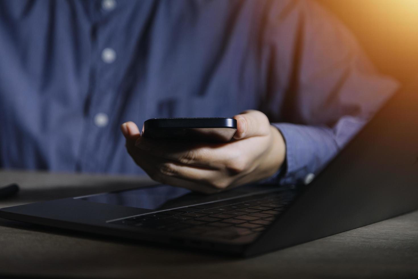 mano de mujer de negocios trabajando con computadora portátil, tableta y teléfono inteligente en la oficina moderna con diagrama de icono virtual en la oficina moderna a la luz de la mañana foto