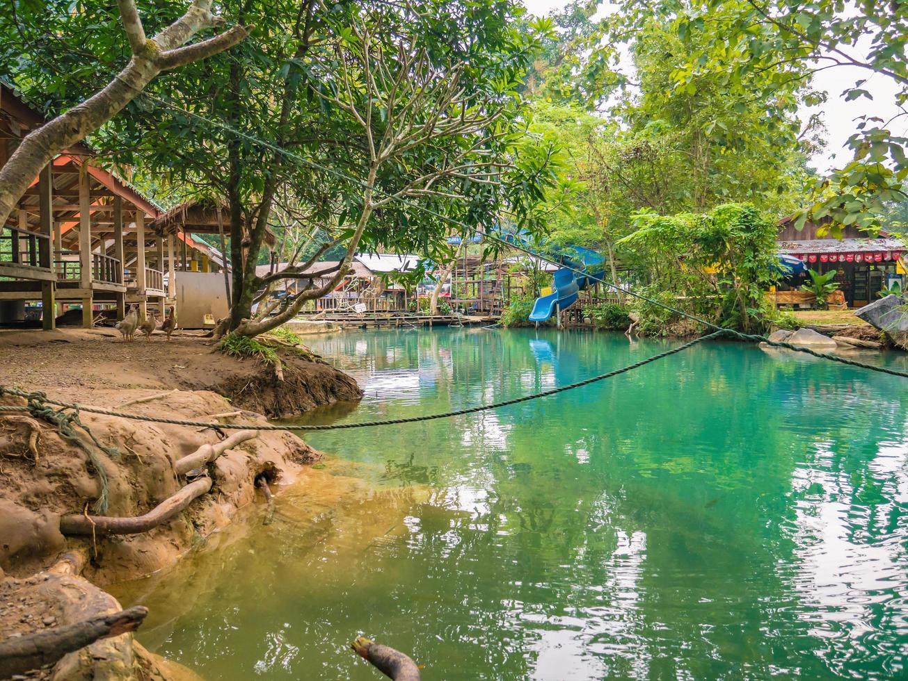 vangvieng.lao-10 de diciembre de 2017. hermosa naturaleza y aguas cristalinas de la laguna azul en la cueva de pukham ciudad de vangvieng lao. ciudad de vangvieng la famosa ciudad de destino de vacaciones en lao. foto