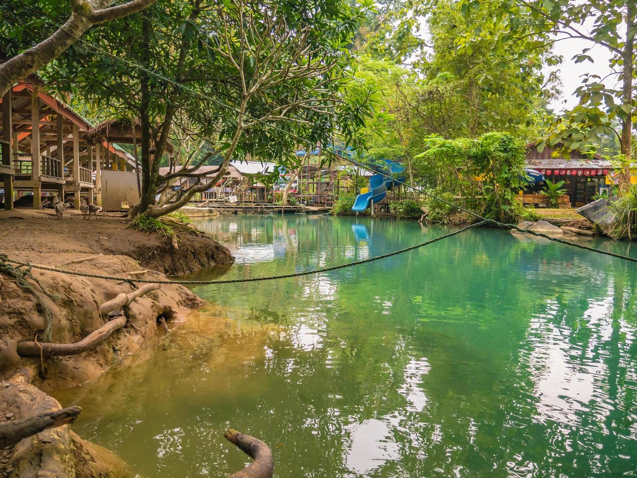 vangvieng.lao-10 de diciembre de 2017. hermosa naturaleza y aguas cristalinas de la laguna azul en la cueva de pukham ciudad de vangvieng lao. ciudad de vangvieng la famosa ciudad de destino de vacaciones en lao. foto