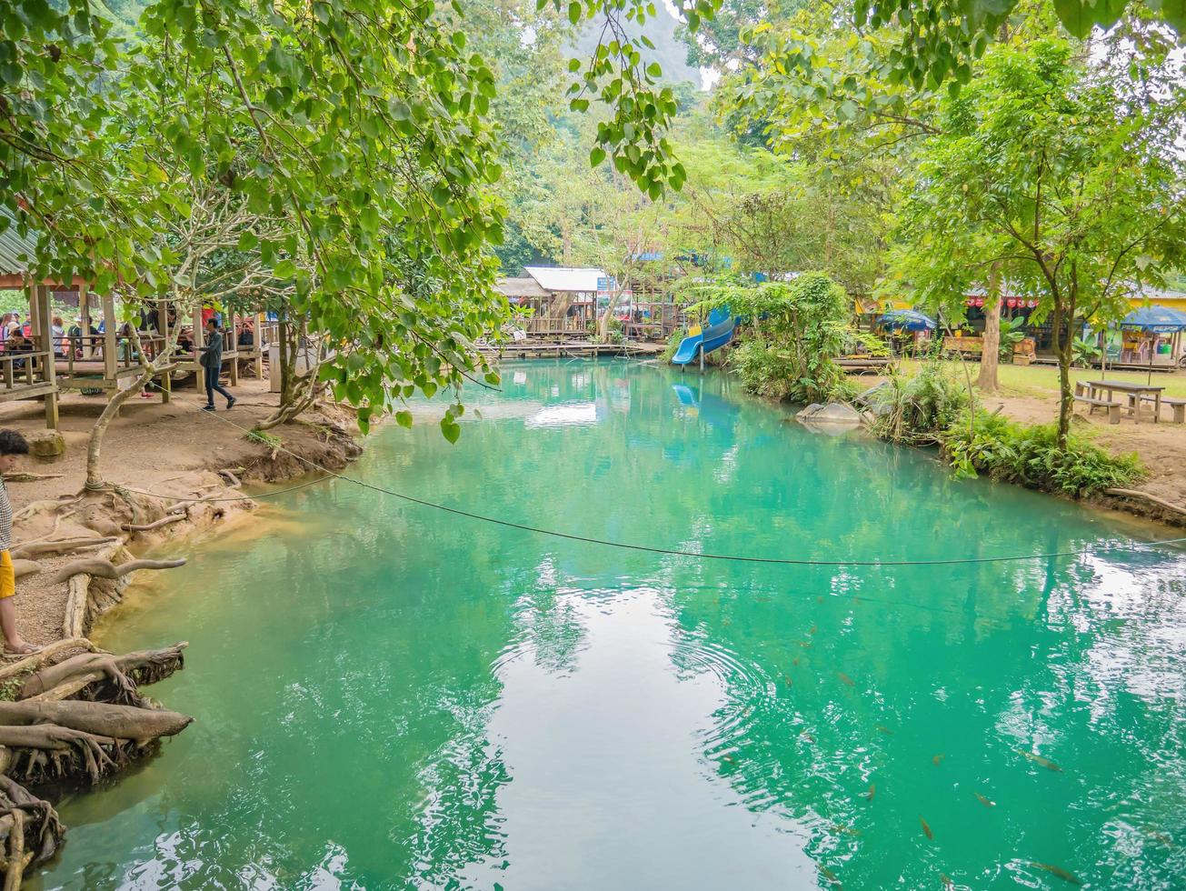 vangvieng.lao-10 de diciembre de 2017. hermosa naturaleza y aguas cristalinas de la laguna azul en la cueva de pukham ciudad de vangvieng lao. ciudad de vangvieng la famosa ciudad de destino de vacaciones en lao. foto