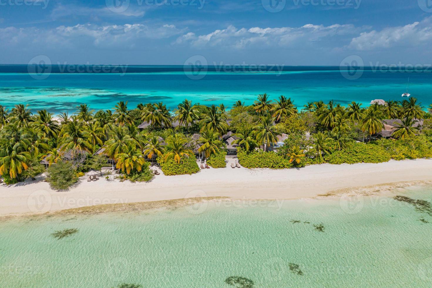 villas de lujo con palmeras de coco, laguna azul, playa de arena blanca en las islas maldivas. hermosas vacaciones de verano, paisaje de vacaciones. increíble escena aérea de naturaleza relajante, fondo de viaje foto