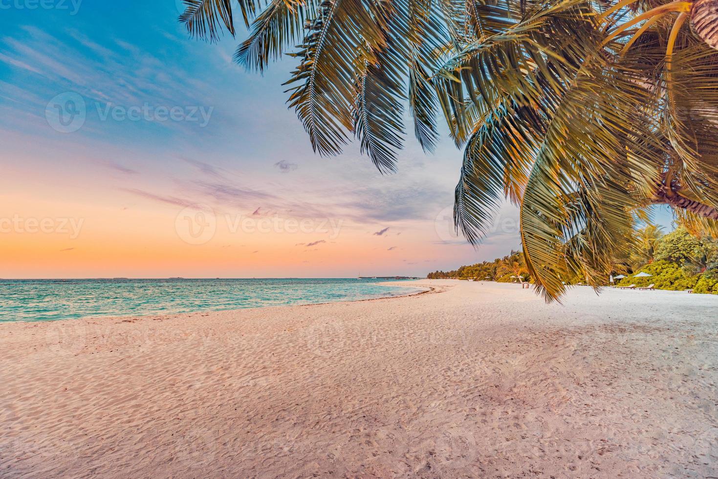 hermosa puesta de sol panorámica playa paraíso tropical. tranquilas vacaciones de verano o paisaje de vacaciones. tropical atardecer playa junto al mar palma mar en calma panorama exótico naturaleza vista inspirador paisaje marino escénico foto