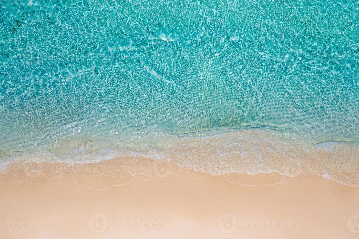 relajante playa aérea, banner de paisaje mediterráneo tropical de vacaciones de verano. las olas surfean la increíble laguna azul del océano, la costa de la costa del mar. hermosa vista superior de drones aéreos. playa tranquila, surf junto al mar foto