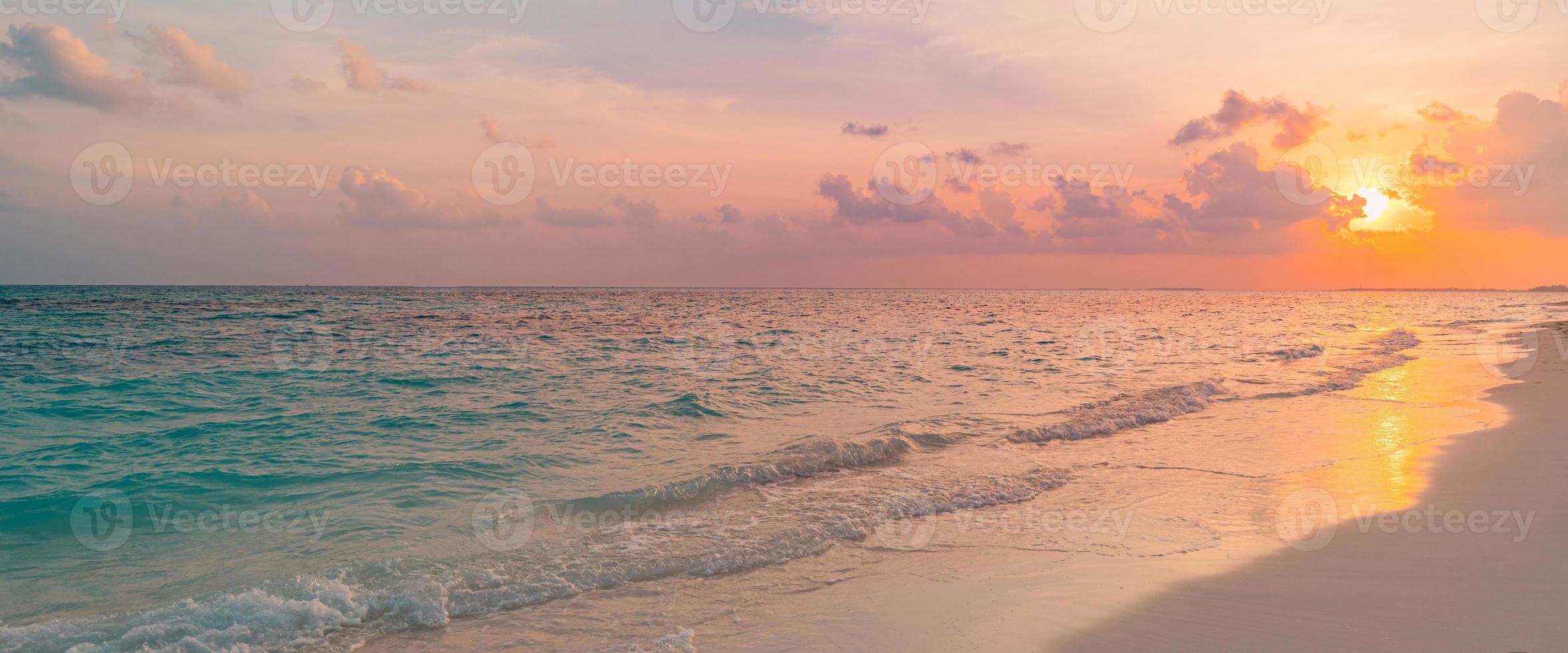 primer plano de la playa de arena de mar. paisaje panorámico de la playa. inspirar el horizonte del paisaje marino de la playa tropical. cielo de puesta de sol de sueño dorado, calma, tranquilidad, sol relajante, olas de la costa de verano. banner de vacaciones de viajes de vacaciones foto