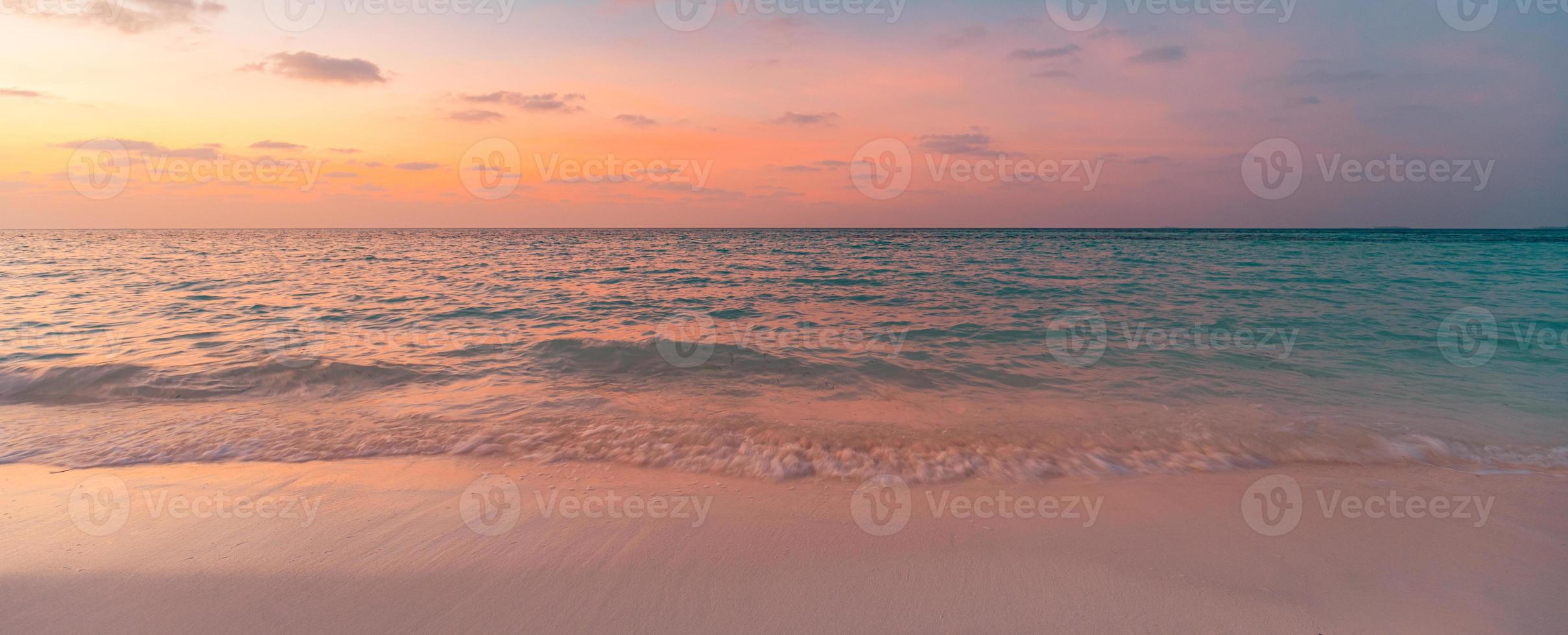 primer plano de la playa de arena de mar. paisaje panorámico de la playa. inspirar el horizonte del paisaje marino de la playa tropical. cielo de puesta de sol de sueño dorado, calma, tranquilidad, sol relajante, olas de la costa de verano. banner de vacaciones de viajes de vacaciones foto