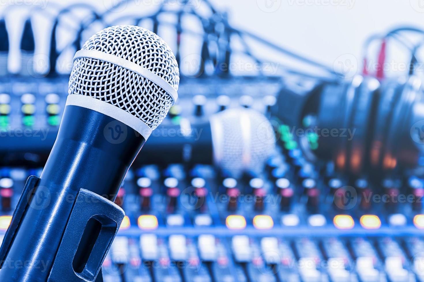 micrófono en trípode con fondo de mezclador en la sala de control de sonido. foto