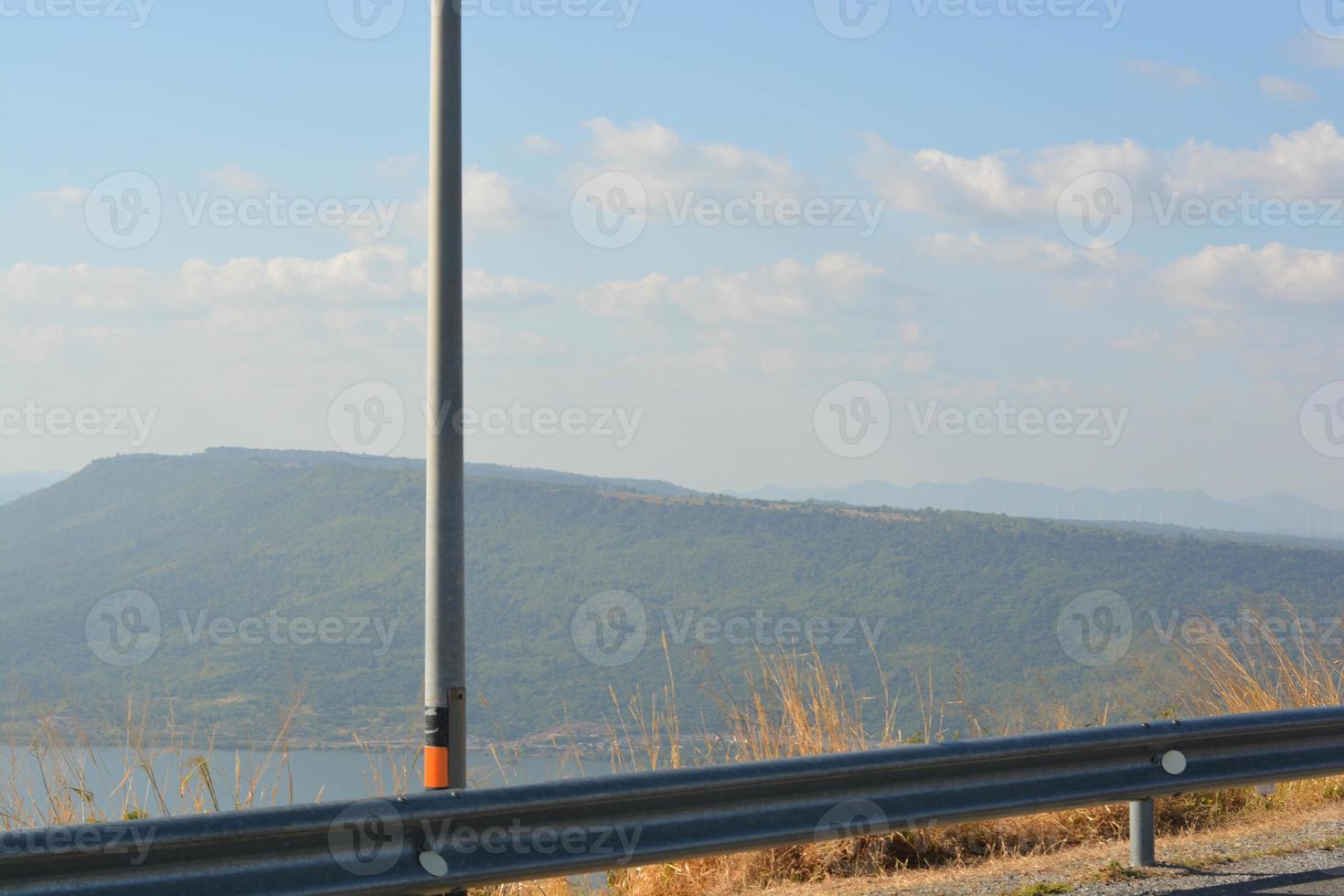 los paisajes del embalse de lam takhong y el puesto de electricidad en khao yai thiang, tailandia. foto