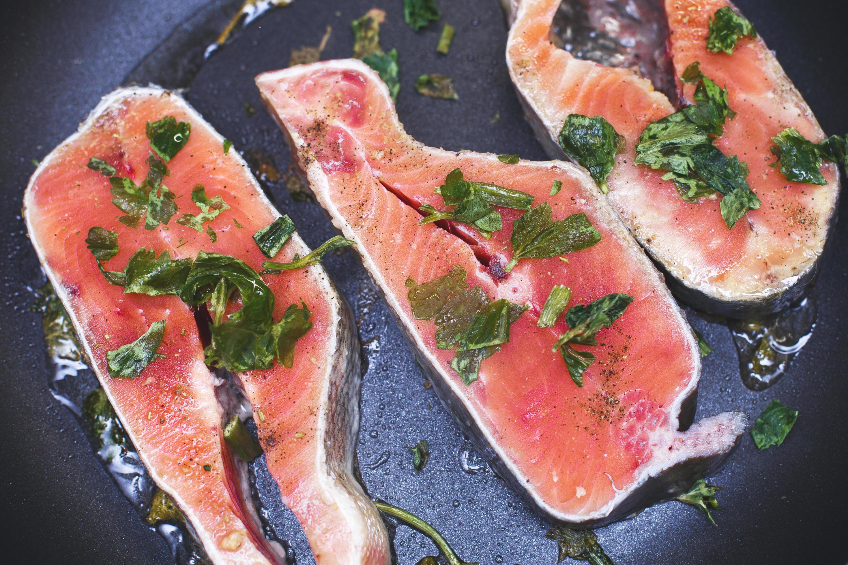 Raw trout steaks in frying pan, top view. 14001734 Stock Photo at Vecteezy