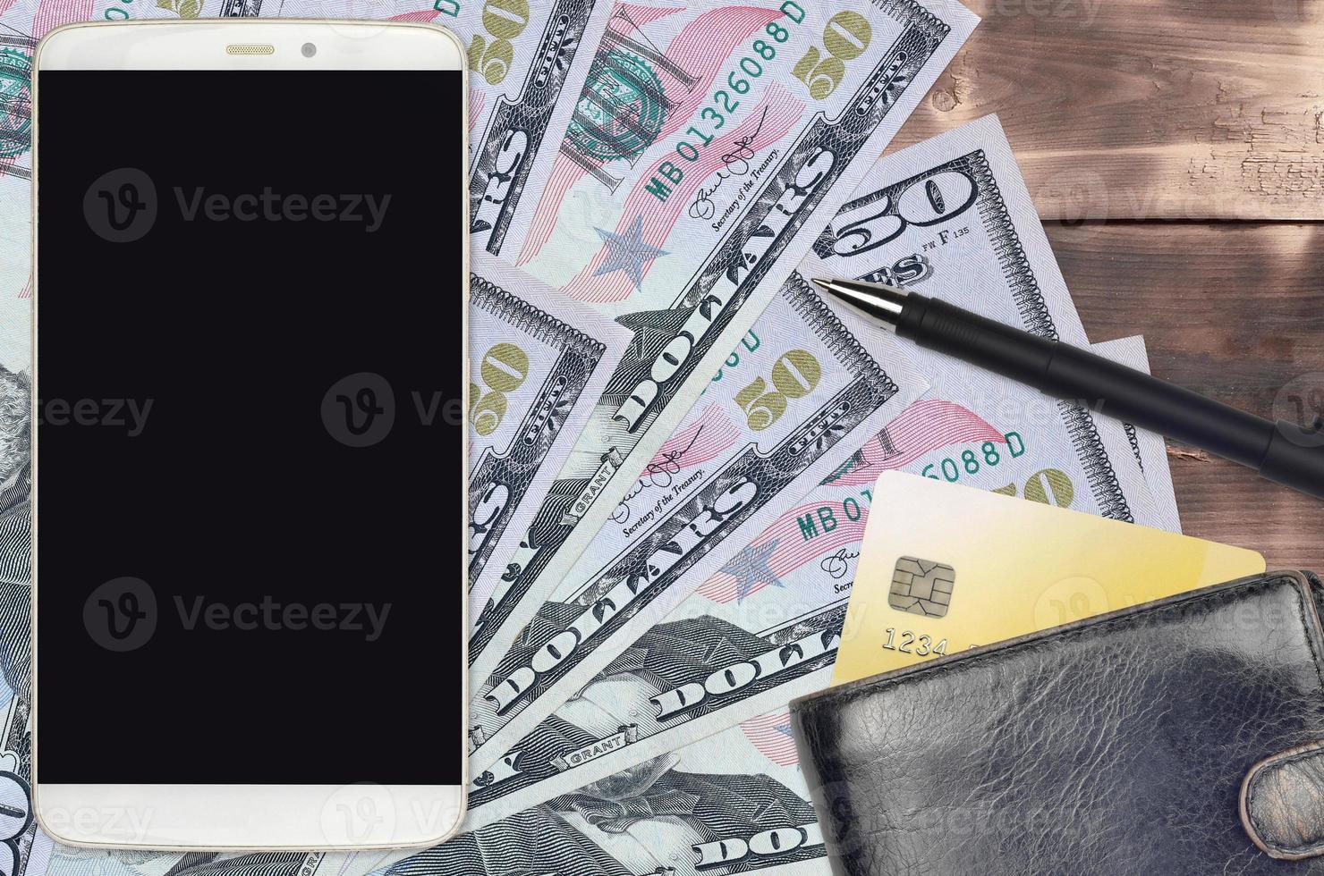 Billetes de 50 dólares estadounidenses y smartphone con monedero y tarjeta de crédito. pagos