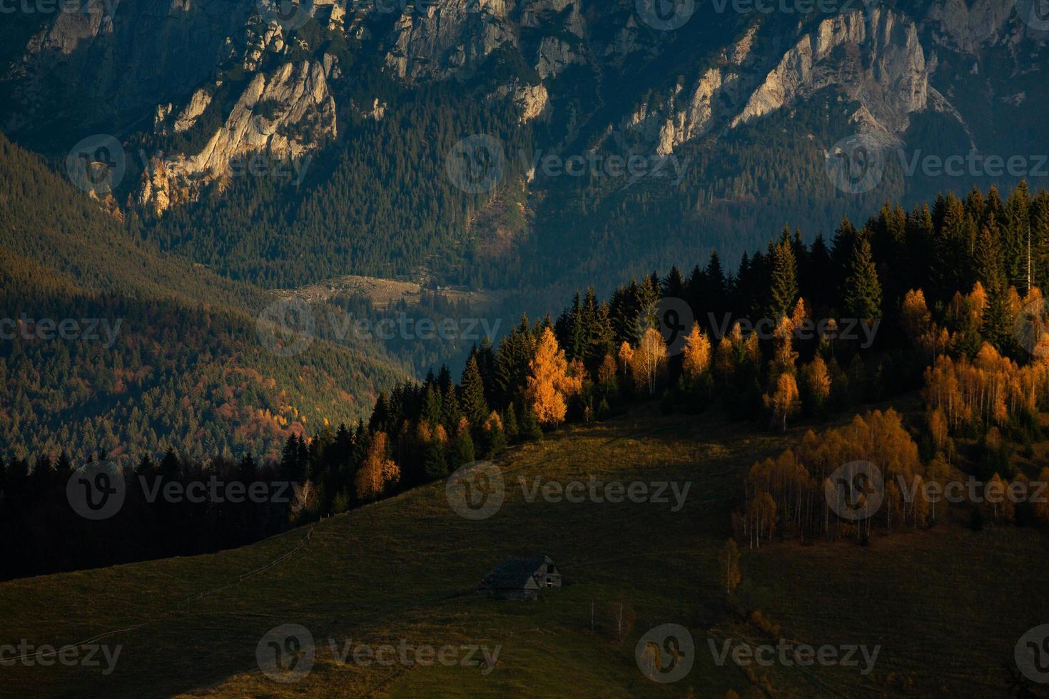 un encantador paisaje montañoso en las montañas bucegi, cárpatos, rumania. naturaleza otoñal en moeciu de sus, transilvania foto