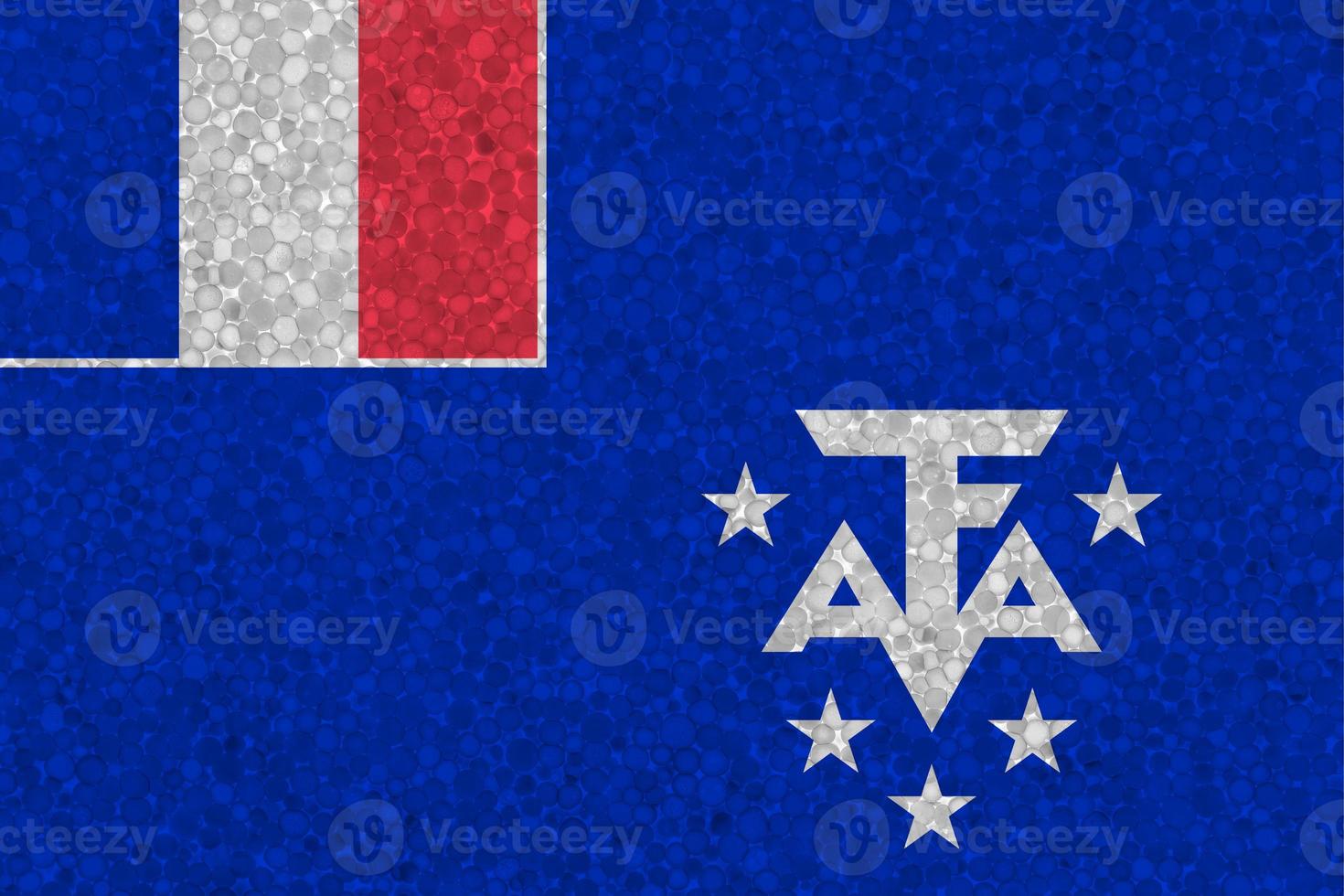 Bandera de las tierras antárticas y del sur de Francia sobre textura de espuma de poliestireno foto